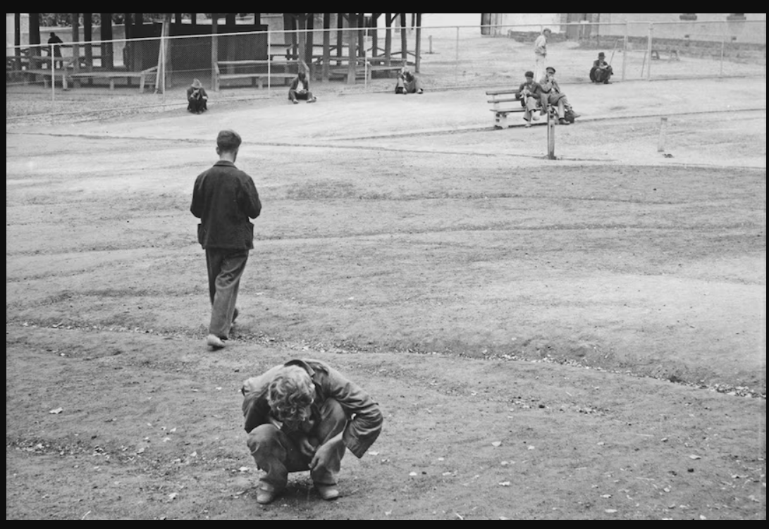 Pacienți plimbându-se pe domeniul Spitalului de Psihiatrie Bundoora Repatriation, circa 1940. (Sursă: Anika Berkman)  Lipsește toboganul. 