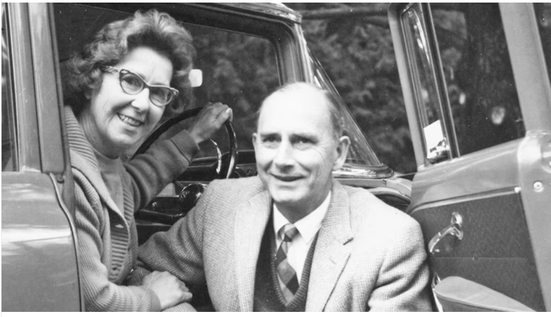Dr. John Cade alături de soția sa, Jean, în anii 1960. (Fotografie furnizată de Anika Berkman)O imagine din epoca patriarhatului funcțional, când femeile erau considerate extensii respectabile ale bărbaților. Las fotografia aici pentru segmentul de bărbați nostalgici din România care oftează după „vremurile simple”.